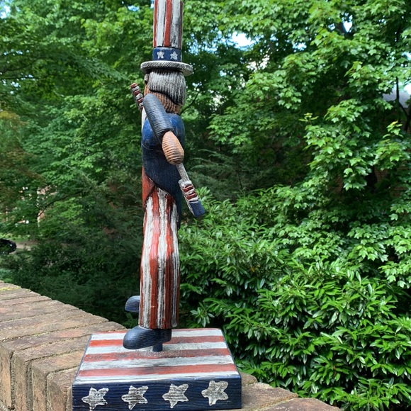 Hand carved wooden figure Uncle Sam holding flags by D. Gregan - Picture 7 of 15